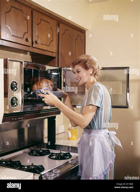 1960er Jahren Frau Hausfrau In SchÜrze Ofen Backen Kochen Braten In
