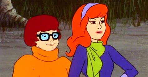 Velma Di Scooby Doo è Lesbica E Bacia Daphne In Una Scena Tagliata Radio Deejay