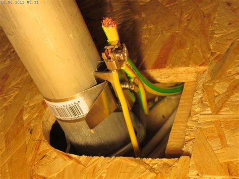 Das gehäuse der fernwärmestation und die von außen ins haus geführten anschlussrohre für die fernwärme wurden. Anschluss der PA-Kabel an den Sat-Mast | Baublog von Alexey