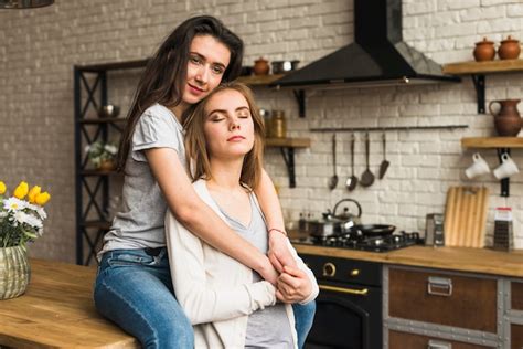 Junge Lesbische Frau Die Ihre Freundin In Der Hand Hält Kaffeetasse Liebt Kostenlose Foto