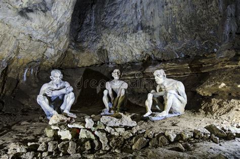 Hombres De Las Cavernas En Bacho Kiro Cave Imagen De Archivo Imagen