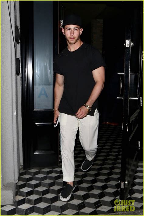 photo nick jonas shows off bicep muscles friday night 05 photo 4077713 just jared