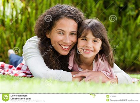 Madre Adorable Con Su Hija En El Jardín Imagen De Archivo Imagen De
