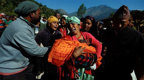 Nepal Earthquake Over 150 Killed Survivors Await Aid Hindustan Times