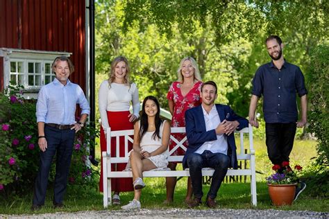 I gift vid första ögonkastet lockar svt deltagarna med utsikter om livslång kärlek. HELLMAN MEDIA AB - Berätta så det berör, lär och utvecklar.