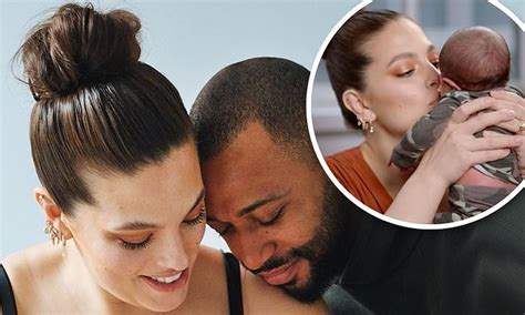 Ashley Graham Posts Adorable Breastfeeding Photo With Son Isaac Daily Mail Online