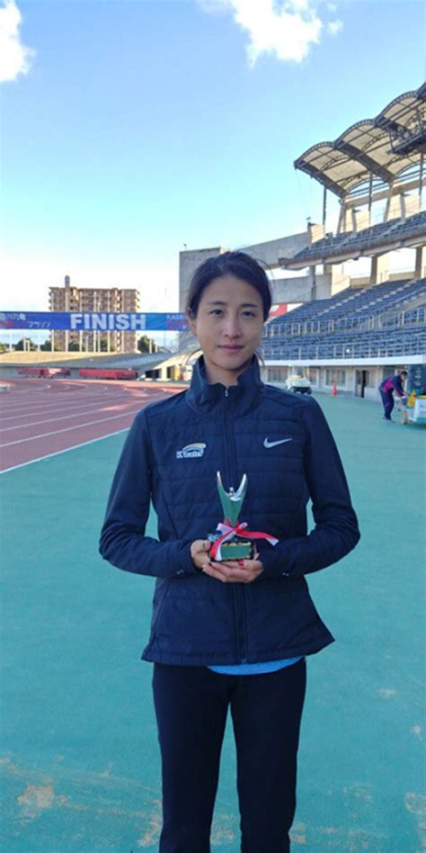 Please provide intructions for how to obtain this trophy. 김도연, 한국 女 마라톤 풀코스 신기록 경신