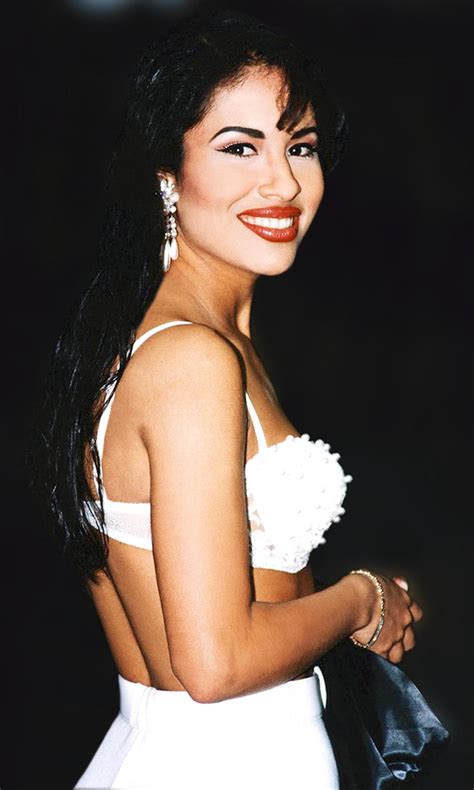 Selena was born to mexican american parents on april 16th 1971 in lake jackson texas. Ideas de disfraces al estilo Selena Quintanilla - Photo 1