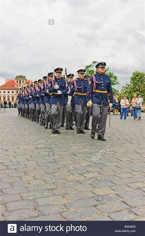 Marchando Guardia De Color Fotografías E Imágenes De Alta Resolución
