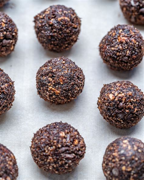 But don't let the lack of holidays or a party invite keep you from making this scrumptious mini brownie recipe! Chocolate Brownie Energy Balls | Clean Food Crush