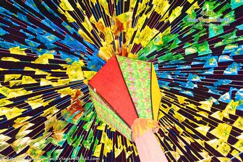 Por isso, começamos este livro com suas origens. Imagem de uma balão enfeitando a festa de São João, em ...