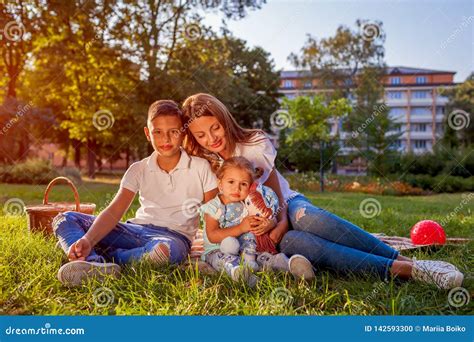Gelukkige Familie Het Besteden Tijd Die In Openlucht Op Gras In Park