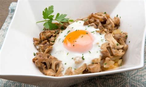 Que le dará un toque ácido bastante interesante a la receta. Receta de Huevos, patatas y setas de primavera - Karlos ...