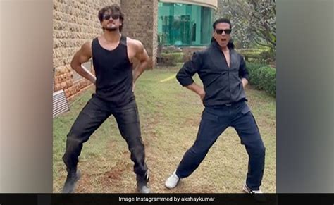 Akshay Kumar And Tiger Shroff Dance To Main Khiladi Watch