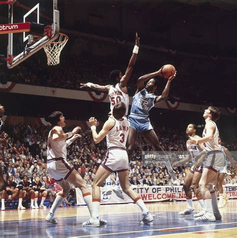 ニュース写真 : North Carolina James Worthy in action vs Virginia... Unc