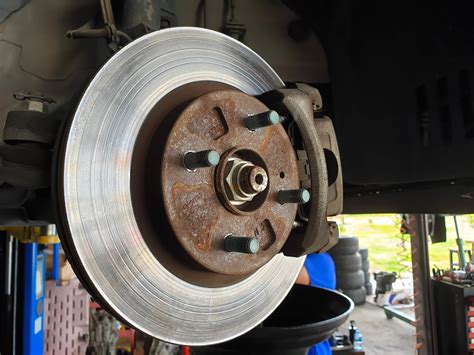 What to Do if Your Car's Brakes Fail? - PakWheels Blog