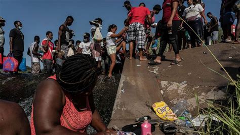 10 000 migrants being held under bridge in texas abc7 los angeles