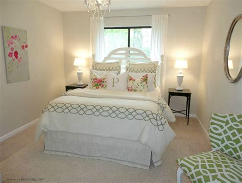 Attractive white oval mirror and unique white bedroom ideas small design interior rhbethhenspergercom for young women also visi build with colors rhqcfindahomecom small womens. Small Guest Bedroom Ideas - Queen Size Bedding