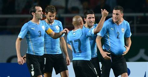 매일 쓴다는 것으로 인생의 의무를 이행하는 사람. 한국 축구 대표팀, 우루과이와의 평가전서 0대 1로 아쉽게 패배 ...