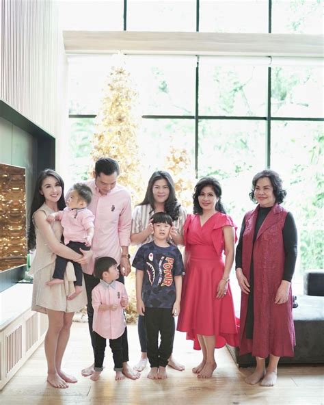 10 Potret Kehangatan Keluarga Sandra Dewi