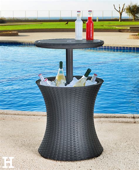 And remodeled the rear terrace's curvy swimming pool. Dieser Bartisch sorgt immer für kühle Getränke. #garten # ...