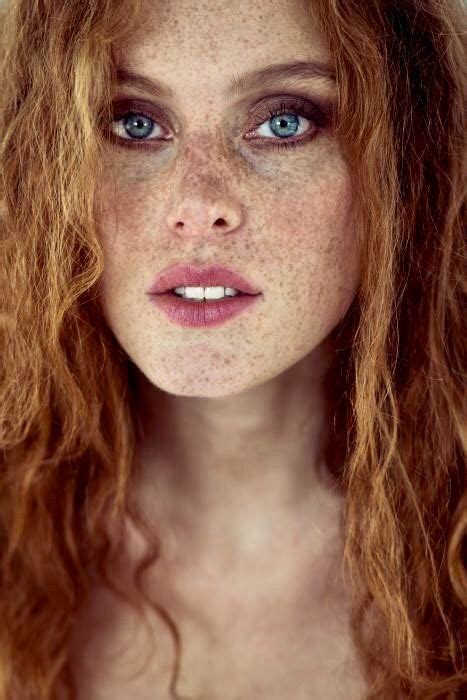 wunderschöne lange rote haare sommersprossen model frau schönheit beautiful freckles red hair