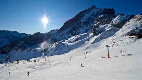 Nach einem anfänglichen trockenen und warmen herbst ist der schnee schließlich in den alpen vor allem die skigebiete in den nördlichen alpen und dem jura profitierten von den aktuellen. Wintersportbedingungen: In den Alpen liegt immer noch zu ...