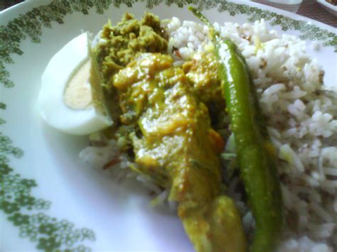 Grains of red and fragrant rice steamed with fenugreek, ginger and shallots and served with various gulais. Menu: Nasi Dagang, Gulai Ikan Aya dan Gulai Ayam
