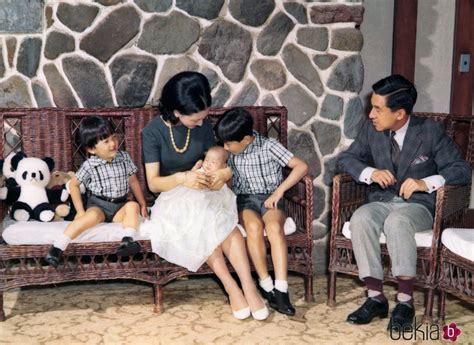 Los Emperadores Akihito Y Michiko Con Sus Hijos La Familia Imperial