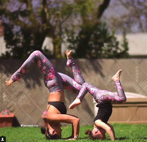 duet pose yoga ibu dan anak ini kece banget foto 1