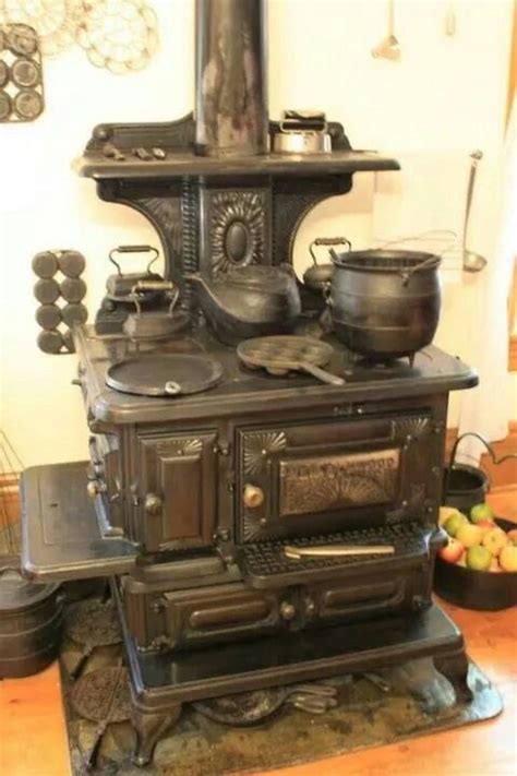 Se canalizan internamente los humos aprovechando todo su calor antes de ser expulsados por la chimenea. Cocina a leña | Madera antigua, Estufa vieja, Estufas de época