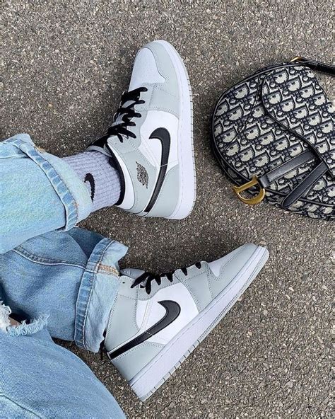 Sneakerheads who love the air jordan 1 high og have been very spoiled over the last few years. Jordan 1 Mid Light Smoke Grey | Sneakers fashion, Shoes ...