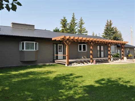 Each cabin features a queen bed, pull out couch, kitchen table, tv, wifi, full bathrom and kitchenette. Rocky Mountain Guest House - Waterton Accommodations