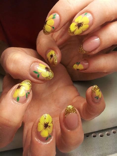 I boschi si riempiono di fiori gialli, blu e bianchi e con grande gioia posso iniziare a raccogliere le prime erbe spontanee da usare in cucina. Fiori gialli | Manicuras