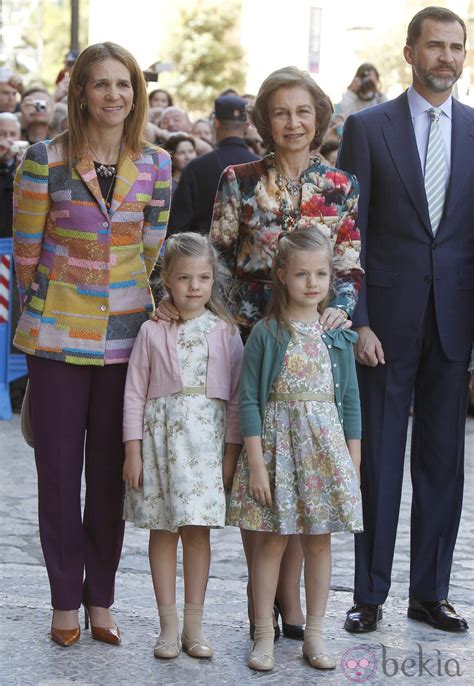 La Infanta Elena La Reina Sofía El Príncipe Felipe Y Las Infantas
