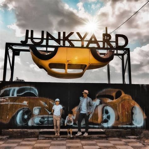 Monumen dan komplek stupa termegah dan terbesar di dunia. Junkyard Autopark & Cafe Magelang - Harga Tiket Masuk dan ...