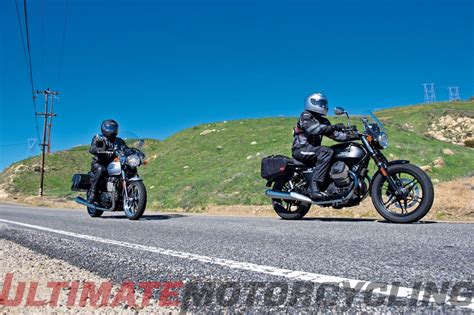 Moto guzzi v9 bobber prezentuje się przy bonneville'u, jak simsonek, do którego ktoś na siłę doczepił bak z innego motocykla. Moto Guzzi V7 & Triumph Bonneville | Retro Tour for Barn Finds