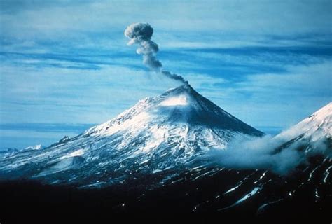 パブロフ山 2519m アメリカ、アラスカ Volcano Alaska Tanzania Travel
