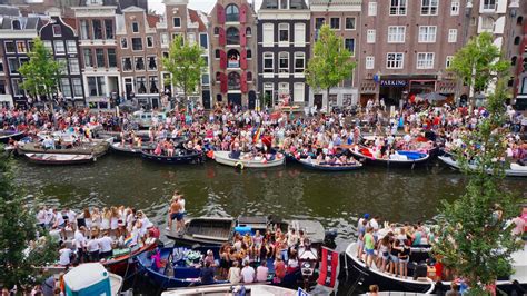 jaarlijkse canal parade amsterdam in volle gang binnenland nu nl
