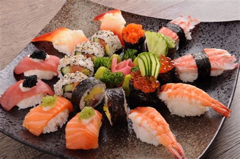 Da kenzu potrete quindi gustare non solo un freschissimo sushi o il sashimi, ma anche piatti caldi come i deliziosi antipasti, i saporiti primi e i leggeri secondi come la tempura e il teppanyak servizio di take away Piatto di sushi assortiti | Scaricare foto gratis