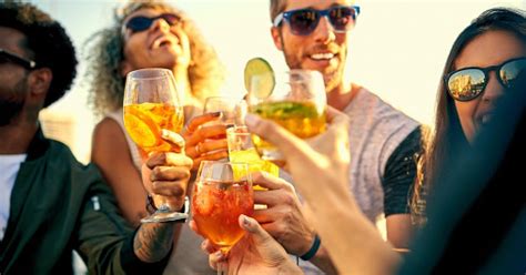 Does Drinking Alcohol In The Sun Really Get You Drunk Faster Metro News