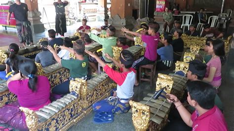 Gamelan bali adalah ansambel yang terdiri dari sejumlah alat musik bali. Indonesien Reise Doku: Gamelan Musik auf Bali (3) - YouTube