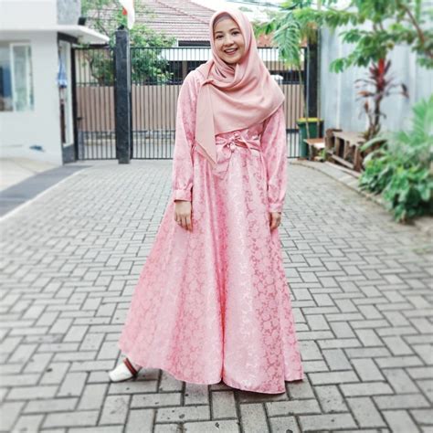 Orang yang bertubuh gemuk biasanya cukup mengalami kesulitan ketika mencari pakaian, karena kebanyakan brand hanya mengeluarkan regular size saja. √ 30+ Model Kebaya Untuk Orang Gemuk Agar Terlihat Langsing