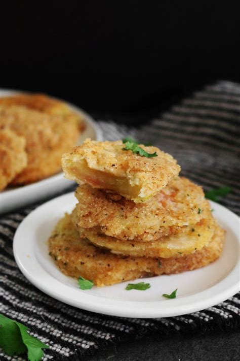 These ultra crispy and totally delicious fried tomatoes are a southern classic! Crispy Fried Green Tomatoes Recipe | Green tomato recipes ...