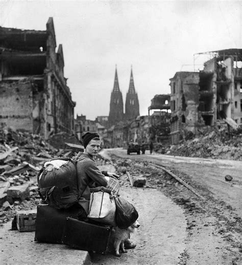 Da das kölner stadtzentrum 1945 fast völlig zerstört war, wurde tatsächlich überlegt, köln an anderer stelle wieder aufzubauen. Köln / #Cologne, Germany 1945 | Historische fotos