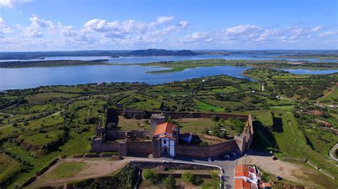 Bedeutenden talsperren der erde länderweise und alphabetisch sortiert aufgeführt werden. Mourão Castle aerial view - Castelo de Mourão - Alqueva ...