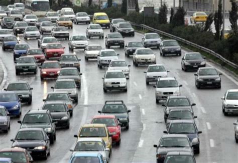 Απαγόρευση λόγω κορονοϊού δεν υπάρχει πλέον αναφορικά με την μετακίνηση εκτός νομού και από νωρίς το πρωί υπάρχει αυξημένη κίνηση στα διόδια αλλά και στο λιμάνι του πειραιά. Κυκλοφοριακά προβλήματα - Δείτε live την κίνηση στους ...