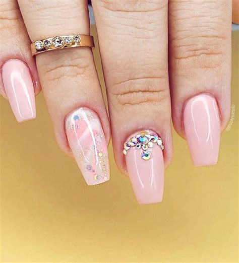 Comience con una base blanca y agregue manchas de color rosa, azul y plateado como si cada uña fuera una pintura al óleo, luego puedes pegar trozos de papel plateado para darle un toque mas bonito. All Nail Art - Diseños de Uñas — Diseños de Uñas Acrílicas para Expresar tu...