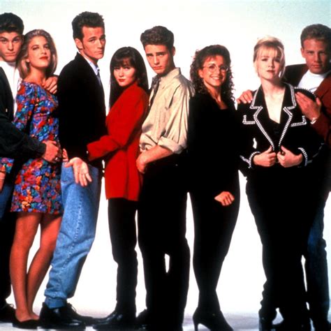 The walsh family moves to beverly hills, where the twins, brenda and brandon, meet new friends during their first week at west beverly high school; E' ufficiale, torna Beverly Hills 90210, ecco il teaser