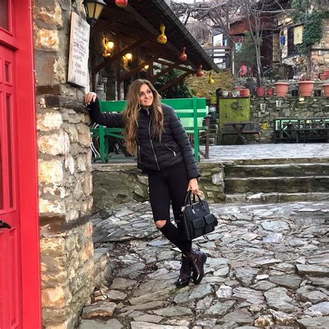 Ωστόσο, όπως αναφέρει η reallife η βίκυ κουλιανού ετοιμάζεται να επιστρέψει μόνιμα στους τηλεοπτικούς δέκτες μας μέσα από τη μόνιμη συμμετοχή της στο ριάλιτι μόδας. Βίκυ Κουλιανού: Το ταξίδι αναψυχής στο Κιλκίς και η selfie ...